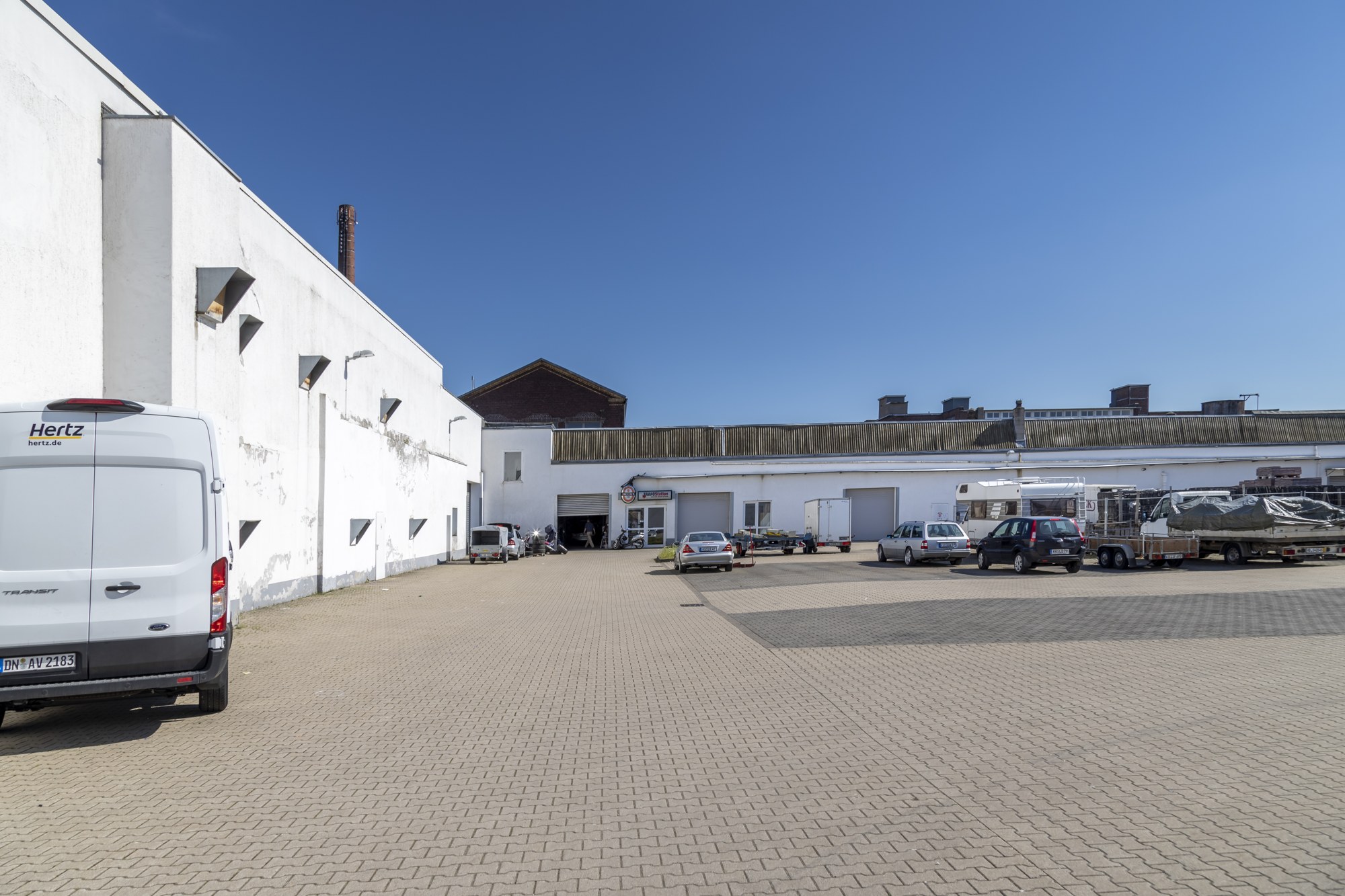 Innenhof und Außenbereiche des Gewerbeareals