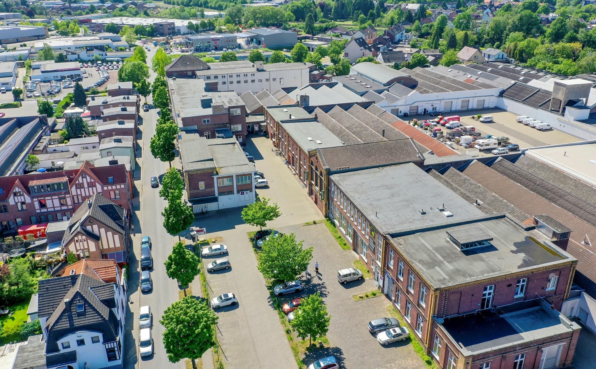Luftaufnahme der Alten Manufaktur mit Hallen, Backsteinfassade und Innenhöfen