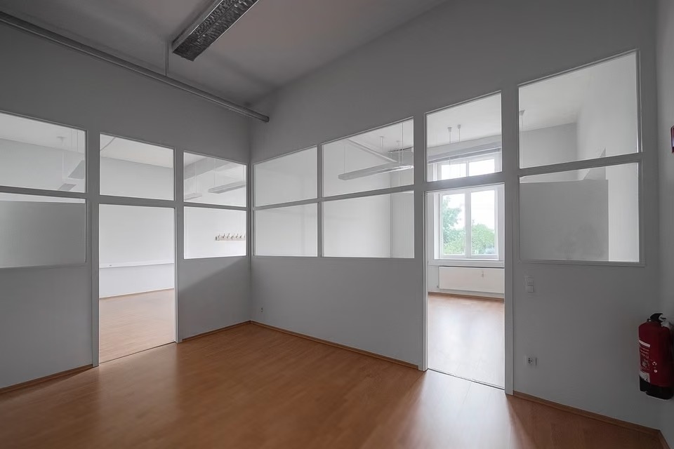 Bürobereich mit verglaster Raumaufteilung
