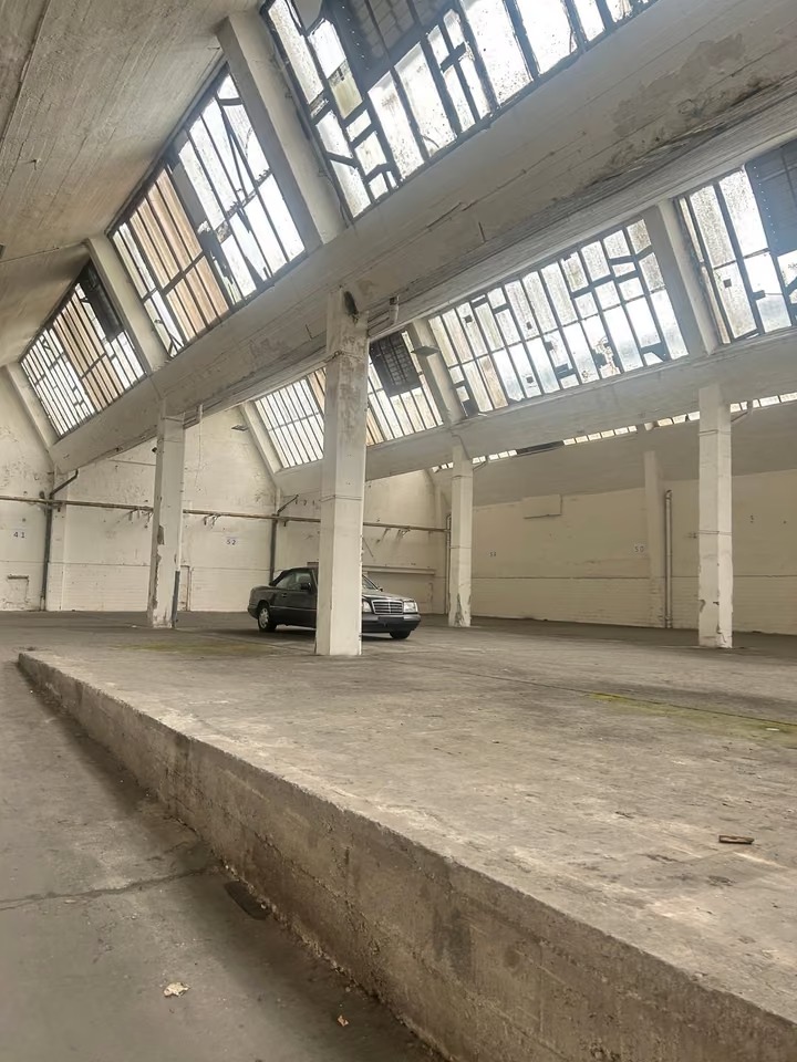 Innenansicht der Lager- und Gewerbehalle