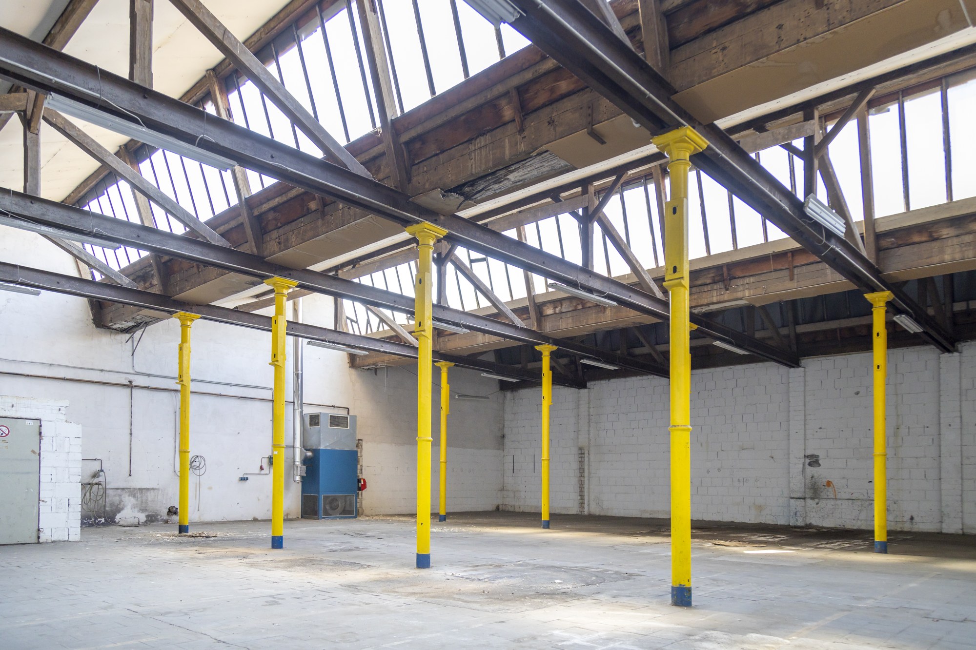 Großzügige Halle mit Stahlträgern – Aufnahme aus dem Objektarchiv